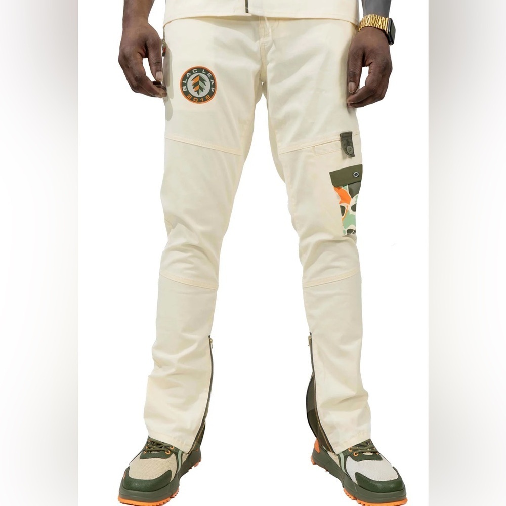 Sz Various Stylish White Cargo Pants with Patch Details
Blac leaf
